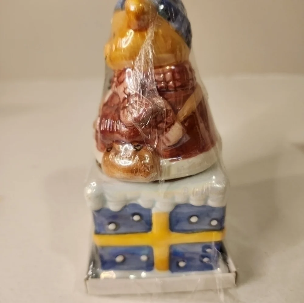 NEW‎ SANTA BEAR SITTING ON PRESENT STACKABLE SALT AND PEPPER SHAKERS
